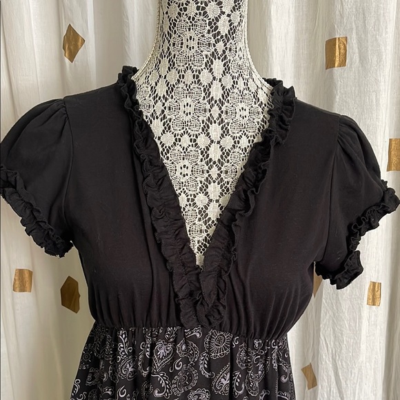 Elegant Black Dress with Paisley and Pink Details - Picture 8 of 8